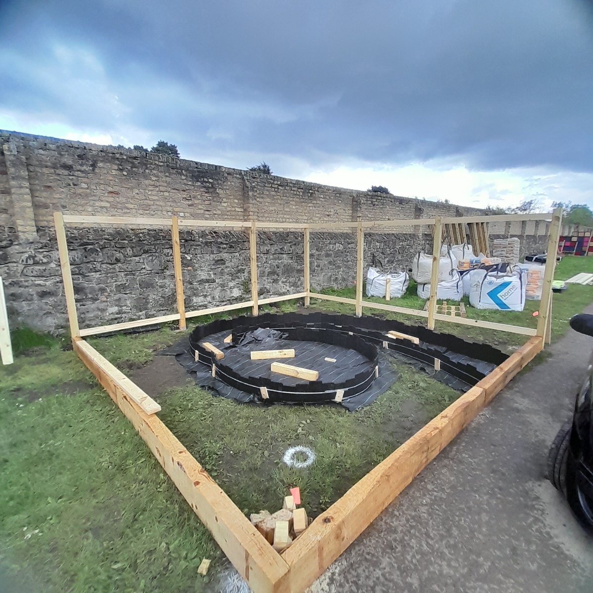DuirDesign's tweet photo. And that's the first day of the build finished. Great progress. It's always great to see the skeleton of the design come together. Looking forward to the next couple of days before the planting begins. 

#BordBiaBloom #bordbiabloom2023 #bordbiabloomfestival #gardendesign https://t.co/EKbaInR3SV