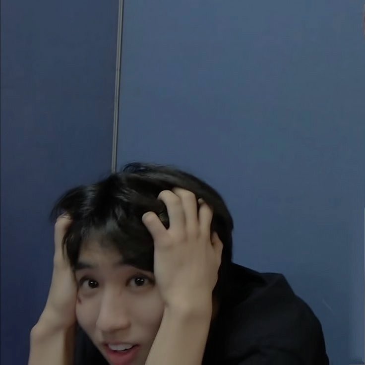 #minsung au, где в школе Джисона проходила профориентация какого-то универа, а сзади него сидел привлекательный парень с другой школы