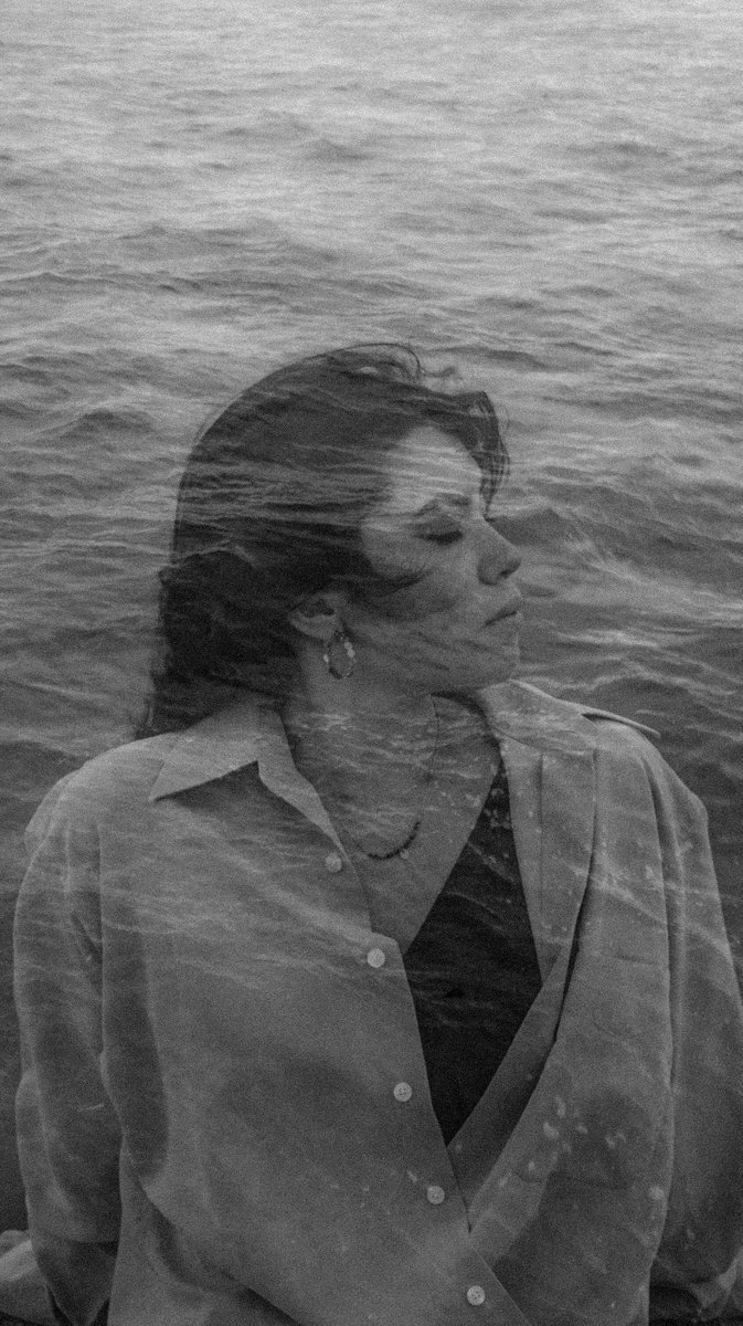 benindaplace's tweet photo. Clémente et la mer en noir et blanc 🌊 https://t.co/VKY0S4rCi9