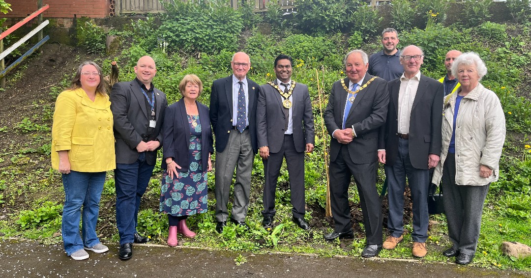 RochdaleCouncil's tweet photo. Today, we saw the planting of the first @rochdaleinbloom Mountain Ash Rowan tree at #Norden Jubilee Park - carrying on the #QueensGreenCanopy initiative.
Every year, the retiring Mayor of Rochdale will plant a new tree - bringing new life across the borough 🌳 https://t.co/wPSHZry3NU
