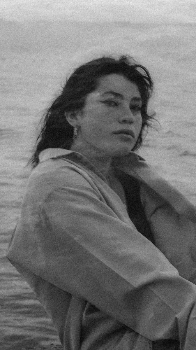 benindaplace's tweet photo. Clémente et la mer en noir et blanc 🌊 https://t.co/VKY0S4rCi9