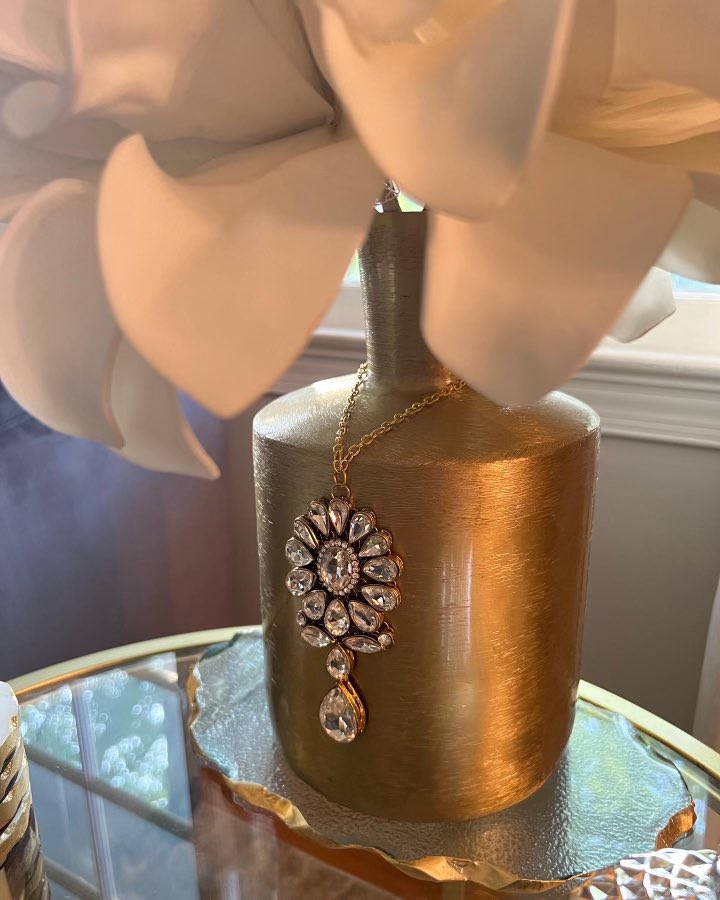 Posh_by_Ebony's tweet image. Glam Sidetable Decor ✨ #sidetabledecor #springdecor #homedecor  #glamdecor #homeinspo #decor #decorlovers