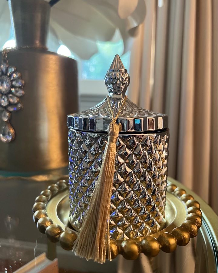 Posh_by_Ebony's tweet image. Glam Sidetable Decor ✨ #sidetabledecor #springdecor #homedecor  #glamdecor #homeinspo #decor #decorlovers