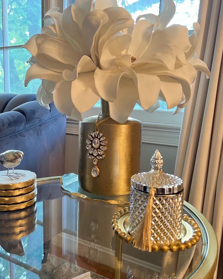 Posh_by_Ebony's tweet image. Glam Sidetable Decor ✨ #sidetabledecor #springdecor #homedecor  #glamdecor #homeinspo #decor #decorlovers