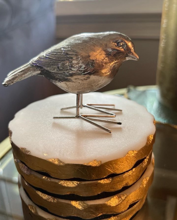 Posh_by_Ebony's tweet image. Glam Sidetable Decor ✨ #sidetabledecor #springdecor #homedecor  #glamdecor #homeinspo #decor #decorlovers