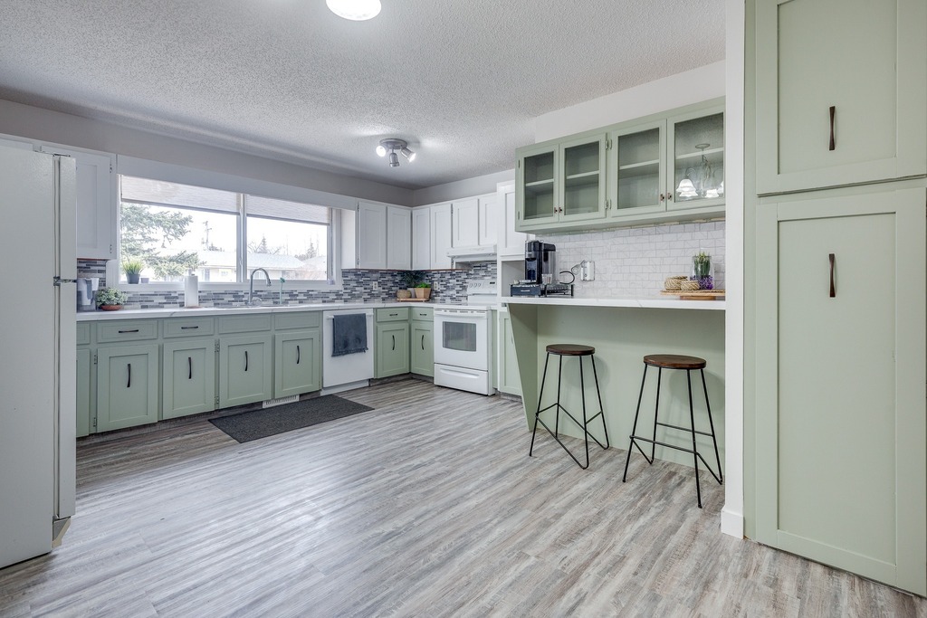 paulhoward86's tweet photo. 4418 55 Ave, Olds, AB

What a way to be introduced to the town of olds: This stunning, recently updated bungalow features 4 beds, 2 baths and promises to be a catalyst for good times, family fun and lasting entertainment....

For more, contact Darren Giv… https://t.co/UZkt2rEI2R https://t.co/ScuM0yYT8N
