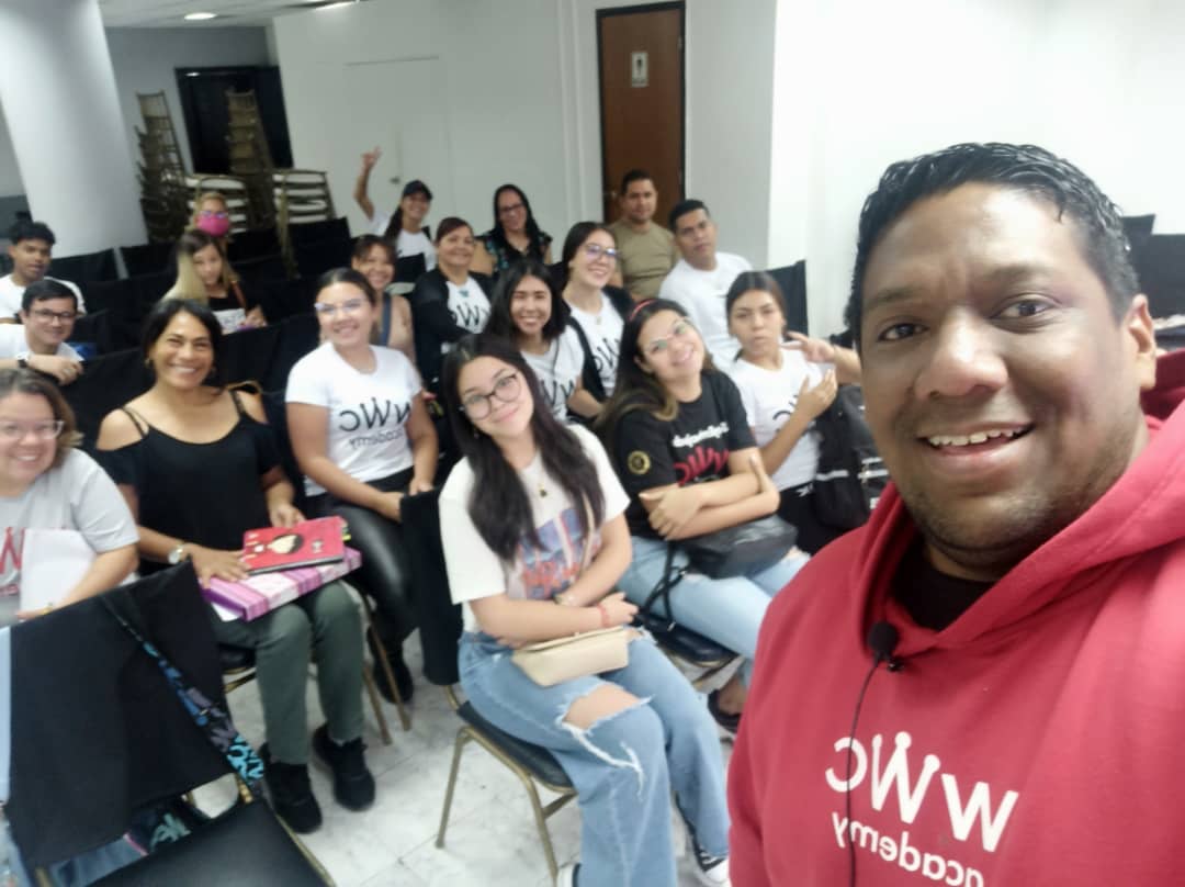 iMarketingvlc's tweet photo. RT @norss1984: #ModoProfesor
Agradecido con la oportunidad de compartir ideas, experiencias y estrategias , LOS CLIENTES EN REDES SOCIALES TAMBIÉN CUENTAN
👨🏽🏫📱👨🏽💻📝🙋🏾♂️
#Carabobo #Valencia #Emprendedores #MarketingDigital https://t.co/SsqG7it6OC