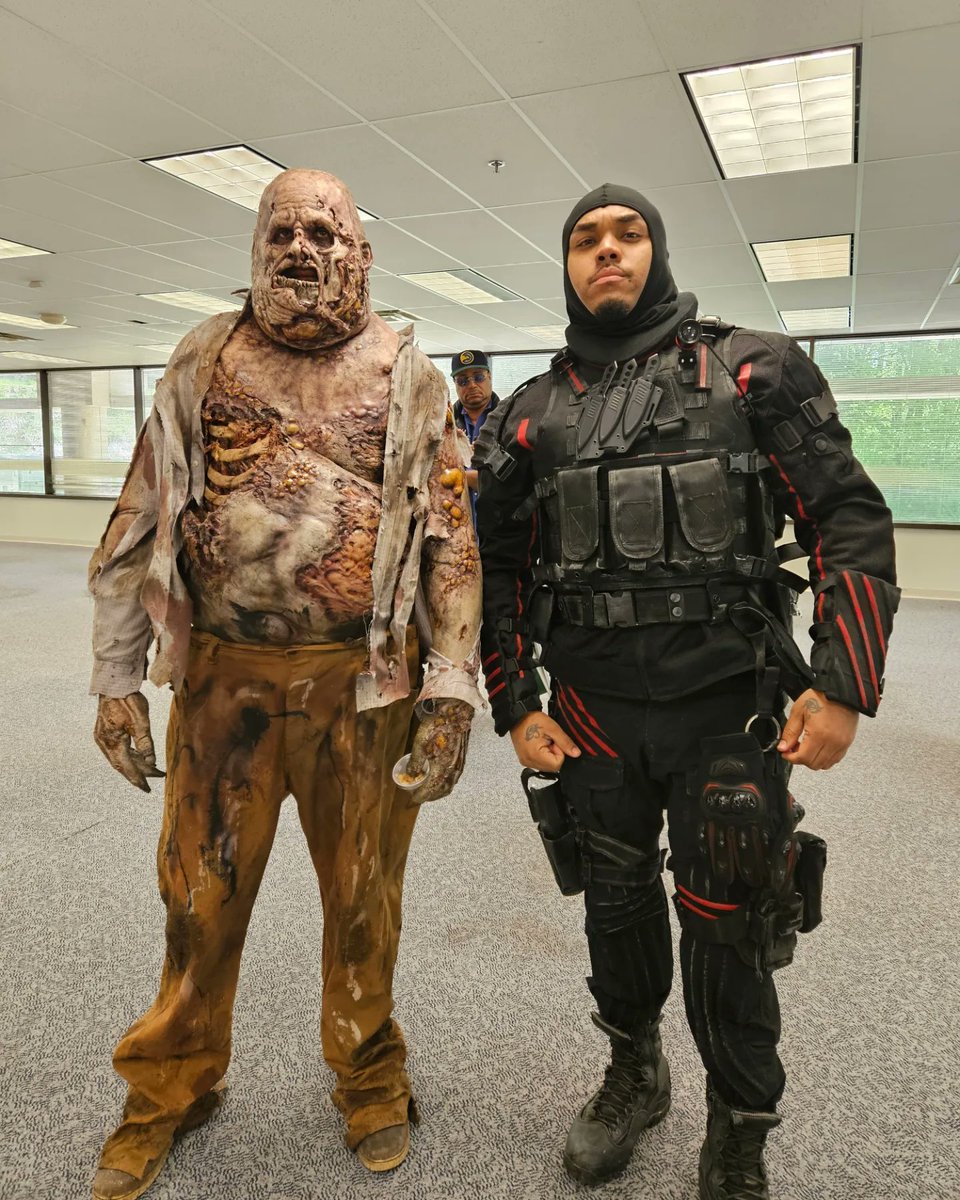 Bam2AmenRa's tweet photo. another day at the office #zombiekiller https://t.co/Ff6irMhSoP