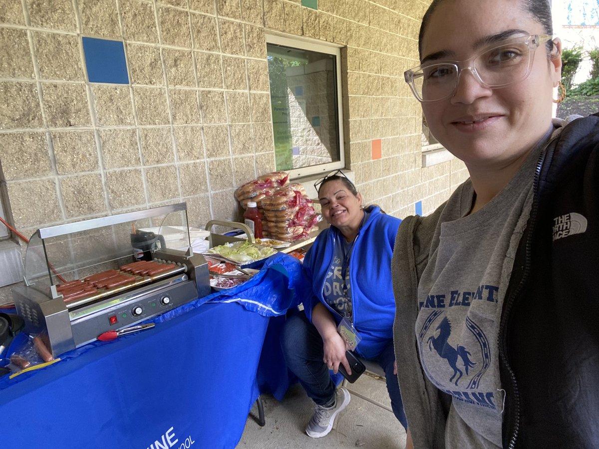 OLIVERAMARA's tweet photo. 2nd day teacher appreciation week grilling @MarvineBASD https://t.co/8igpVwqHdb