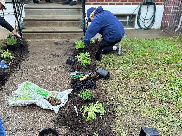 GardensHeroic's tweet photo. Are you free this Saturday? Take 2 hours and plants flowers! We're working on Glenloch Street in Philadelphia, PA this week with 4 Veterans. #grateful #usveterans #gardening #volunteers #raisedbeds #neighborhoods #letfreedombloom https://t.co/8nSwITCtsY