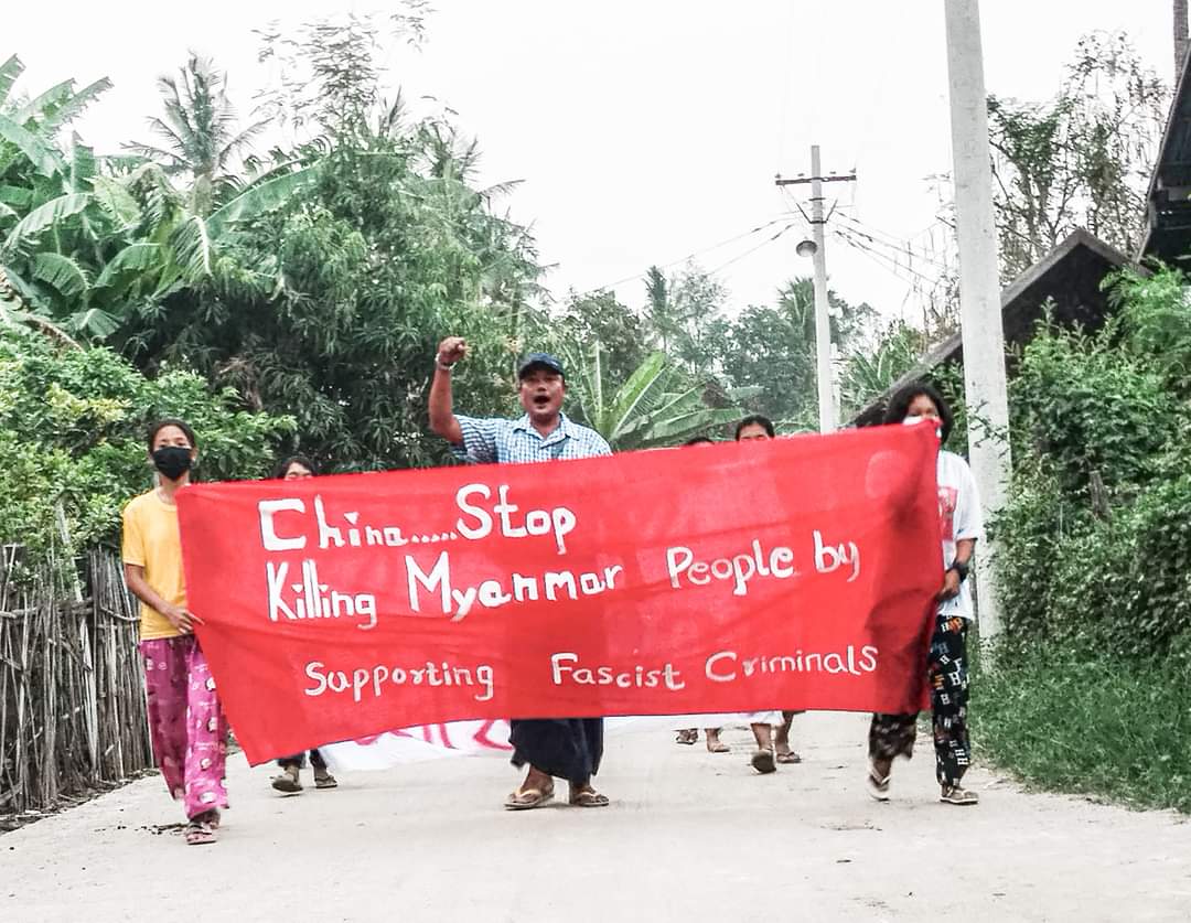 NantEiThandar's tweet photo. "Shwe Nwel Blood Ain't Got No Chill" protest column held the 691 days protest with the banner that say "China... Stop Killing Myanmar People by Supporting Fascist Criminals" on May 9 at Yinmarbin Tsp.,SagaingRegion #2023May10Coup #WhatsHappeningInMyanmar https://t.co/KspIFdVZJn