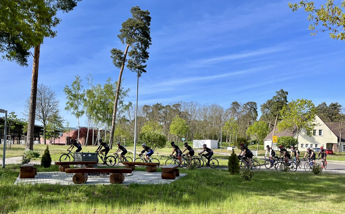 RolandBoegel's tweet photo. Super Aktion der #Flugbereitschaft BMVg! Radfahren für #Bundeswehrsozialwerk Heute Station bei uns in Burg im Beisein Bereichsvorsitzender Ost, Frank Siedow und Regionalstellenleiterin Burg, Susann Neef. Dank an Spieß StZg 171, StFw Hennings!#strongertogether #LogRgt1 #LogBtl171 https://t.co/oLpIdc7y78