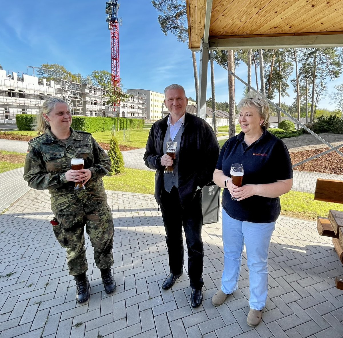 RolandBoegel's tweet photo. Super Aktion der #Flugbereitschaft BMVg! Radfahren für #Bundeswehrsozialwerk Heute Station bei uns in Burg im Beisein Bereichsvorsitzender Ost, Frank Siedow und Regionalstellenleiterin Burg, Susann Neef. Dank an Spieß StZg 171, StFw Hennings!#strongertogether #LogRgt1 #LogBtl171 https://t.co/oLpIdc7y78