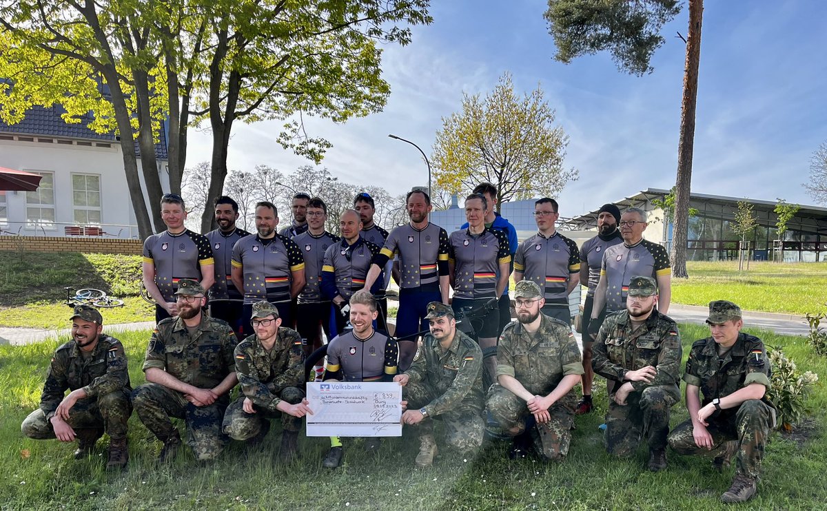 RolandBoegel's tweet photo. Super Aktion der #Flugbereitschaft BMVg! Radfahren für #Bundeswehrsozialwerk Heute Station bei uns in Burg im Beisein Bereichsvorsitzender Ost, Frank Siedow und Regionalstellenleiterin Burg, Susann Neef. Dank an Spieß StZg 171, StFw Hennings!#strongertogether #LogRgt1 #LogBtl171 https://t.co/oLpIdc7y78