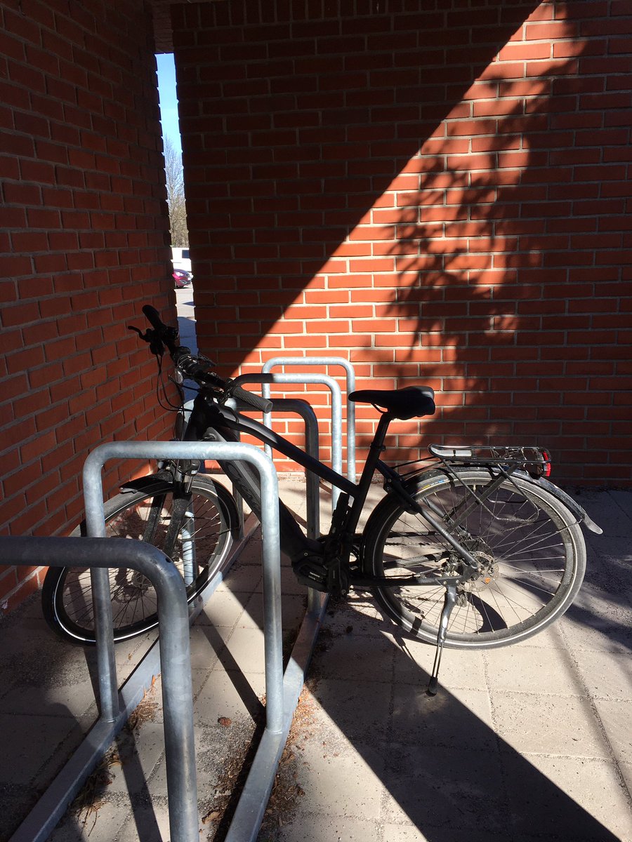 Tänään #PyörälläTöihin. Pyöräilyyn kannustaa ihana työsuhdepyörä, hyvä pukkari ja lukittu pyörähäkki. Ja tietysti suht toimiva pyörätie Kaarinasta Raisioon. #pyöräilyviikko