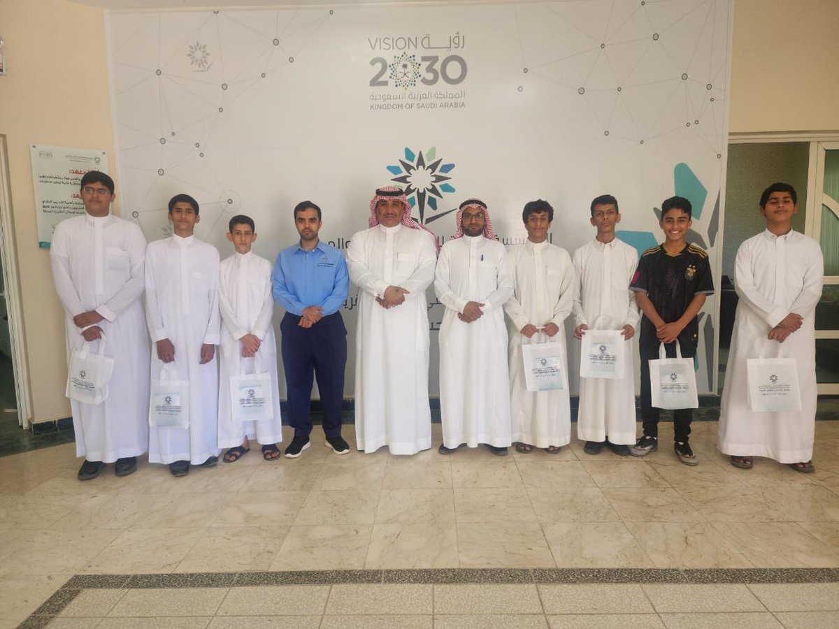 استقبل #صناعي_القريات ممثلاً بلجنة الاستقطاب طلاب متوسطة محمد الرشيد ضمن خطتها التي تستهدف جميع مدارس المرحلة المتوسطة بالمحافظة للتعريف بالمعهد واقسامه . 
 #التدريب_التقني