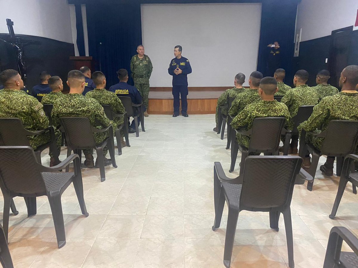 FNA_ArmadaCol's tweet photo. El señor CA Orlando Cubillos Chacón #CFNS , visitó las instalaciones del Grupo de Guardacostas del #Amazonas, extendiendo un saludo de reconocimiento al personal militar, al tiempo que  sostuvo una reunión de carácter interinstitucional con @Goberamazonas 

#PatriaEnLaAmazonia🇨🇴 https://t.co/0UmQUVKd7u