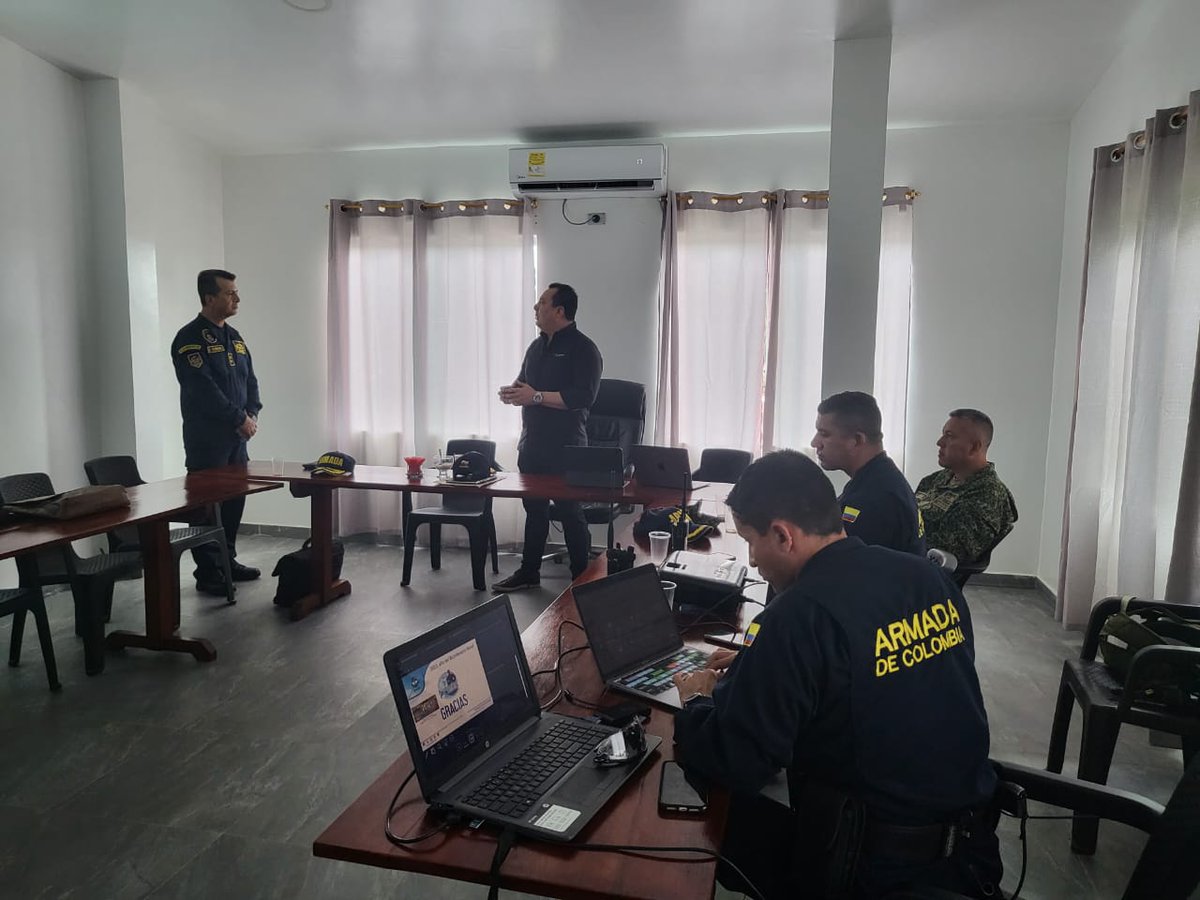FNA_ArmadaCol's tweet photo. El señor CA Orlando Cubillos Chacón #CFNS , visitó las instalaciones del Grupo de Guardacostas del #Amazonas, extendiendo un saludo de reconocimiento al personal militar, al tiempo que  sostuvo una reunión de carácter interinstitucional con @Goberamazonas 

#PatriaEnLaAmazonia🇨🇴 https://t.co/0UmQUVKd7u