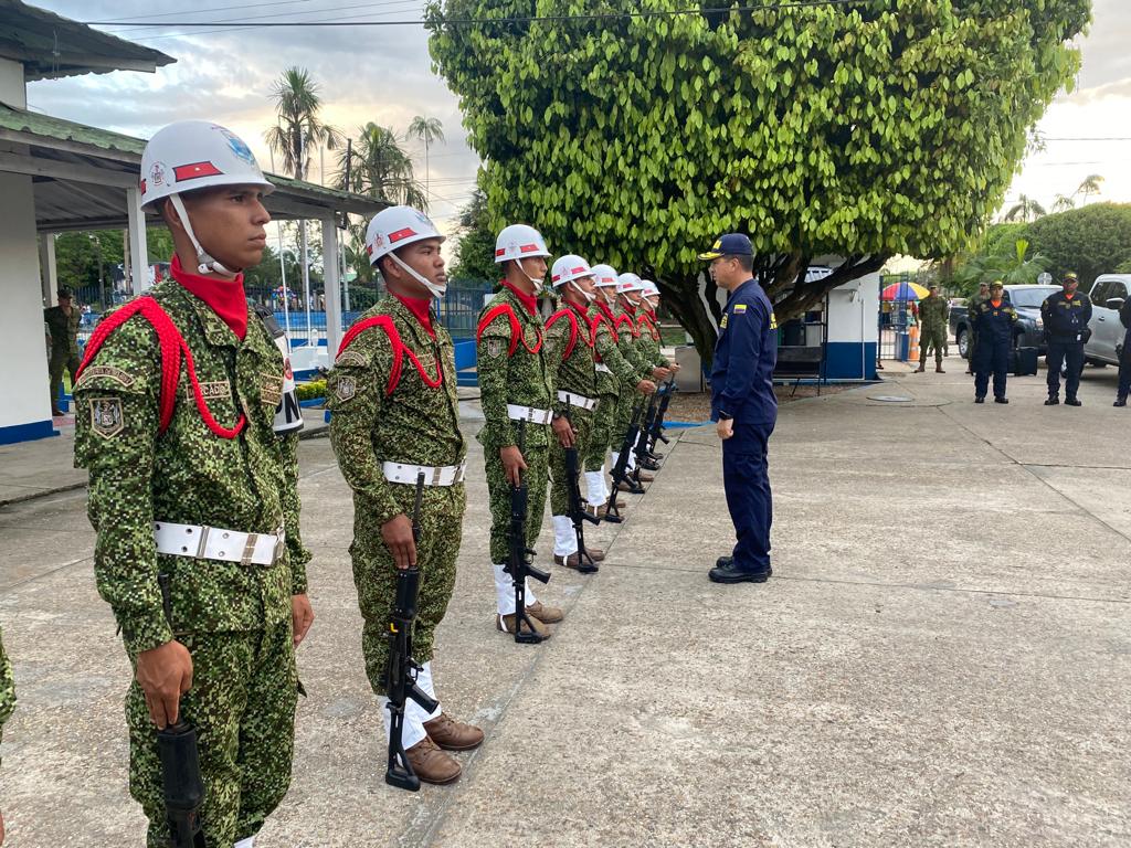 FNA_ArmadaCol's tweet photo. El señor CA Orlando Cubillos Chacón #CFNS , visitó las instalaciones del Grupo de Guardacostas del #Amazonas, extendiendo un saludo de reconocimiento al personal militar, al tiempo que  sostuvo una reunión de carácter interinstitucional con @Goberamazonas 

#PatriaEnLaAmazonia🇨🇴 https://t.co/0UmQUVKd7u
