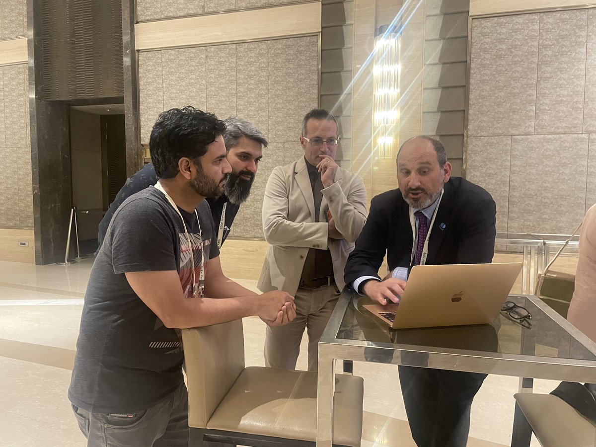 VelezNephHepato's tweet photo. @kidney_boy: “let me explain you how do I build up my amazing (truly is) style of slide presentations” (solicited guidance)
Me: (thinking: I’m going to steal all his tricks and claim them as mine)
#ApExPathshala https://t.co/kM1iagPOKU