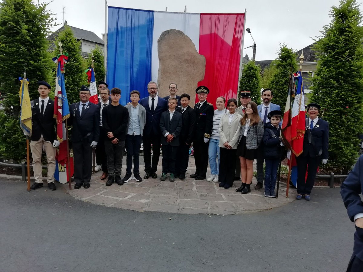 jfcouchard's tweet photo. Commémoration du 8 mai avec la participation d'élèves du collège Jean Lurçat qui préparent leur voyage pour découvrir l'horreur concentrationnaire dès ce jeudi 11 mai : prison de Montluc, Dachau, Sachsenhausen, Ravensbrück, Berlin ...
@aclimoges @DSDEN19 @villedebrive https://t.co/Lb2zWjdac5