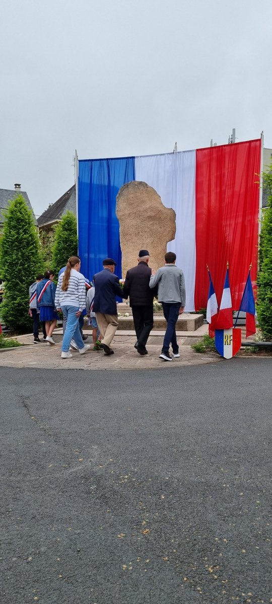 jfcouchard's tweet photo. Commémoration du 8 mai avec la participation d'élèves du collège Jean Lurçat qui préparent leur voyage pour découvrir l'horreur concentrationnaire dès ce jeudi 11 mai : prison de Montluc, Dachau, Sachsenhausen, Ravensbrück, Berlin ...
@aclimoges @DSDEN19 @villedebrive https://t.co/Lb2zWjdac5