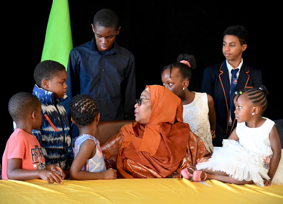 Baada ya kuhitimisha Mkutano wa Dharura wa Wakuu wa Nchi na Serikali wa Jumuiya ya Maendeleo Kusini mwa Afrika (SADC) Troika Jijini Windhoek nchini Namibia, nilipata wasaa wa kuzungumza na sehemu ya Watanzania waishio nchini humo, baadhi wakiwa na familia zao. Ndugu zetu hawa