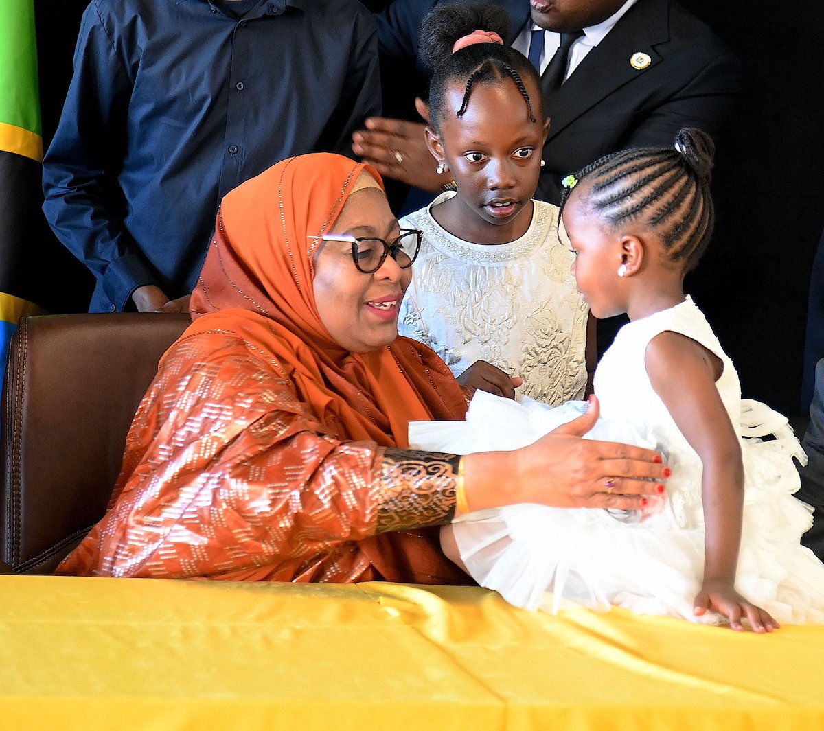 SuluhuSamia's tweet photo. Baada ya kuhitimisha Mkutano wa Dharura wa Wakuu wa Nchi na Serikali wa Jumuiya ya Maendeleo Kusini mwa Afrika (SADC) Troika Jijini Windhoek nchini Namibia, nilipata wasaa wa kuzungumza na sehemu ya Watanzania waishio nchini humo, baadhi wakiwa na familia zao. Ndugu zetu hawa kama walivyo Watanzania wengine waishio kwenye maeneo mbalimbali duniani, wamekuwa na mchango mkubwa kwa nchi yetu kupitia fedha wanazotuma nchini kusaidia ndugu na jamaa (zaidi ya shilingi trilioni 2.5 kwa mwaka jana), na uwekezaji katika maeneo mbalimbali.