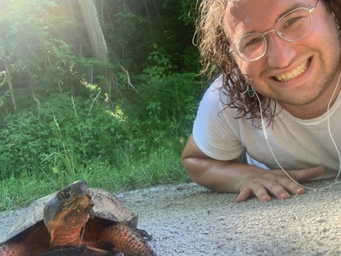 thepgslab's tweet photo. Back with another #RASpotlightofTheWeek ft. Pitt native Luke! They studied Neuroscience and Behavioral Biology at Emory University C/O ‘21. They’re broadly interested in trauma and development in pursuit of a masters in clinical mental health and counseling. https://t.co/ss4RG6FSYj