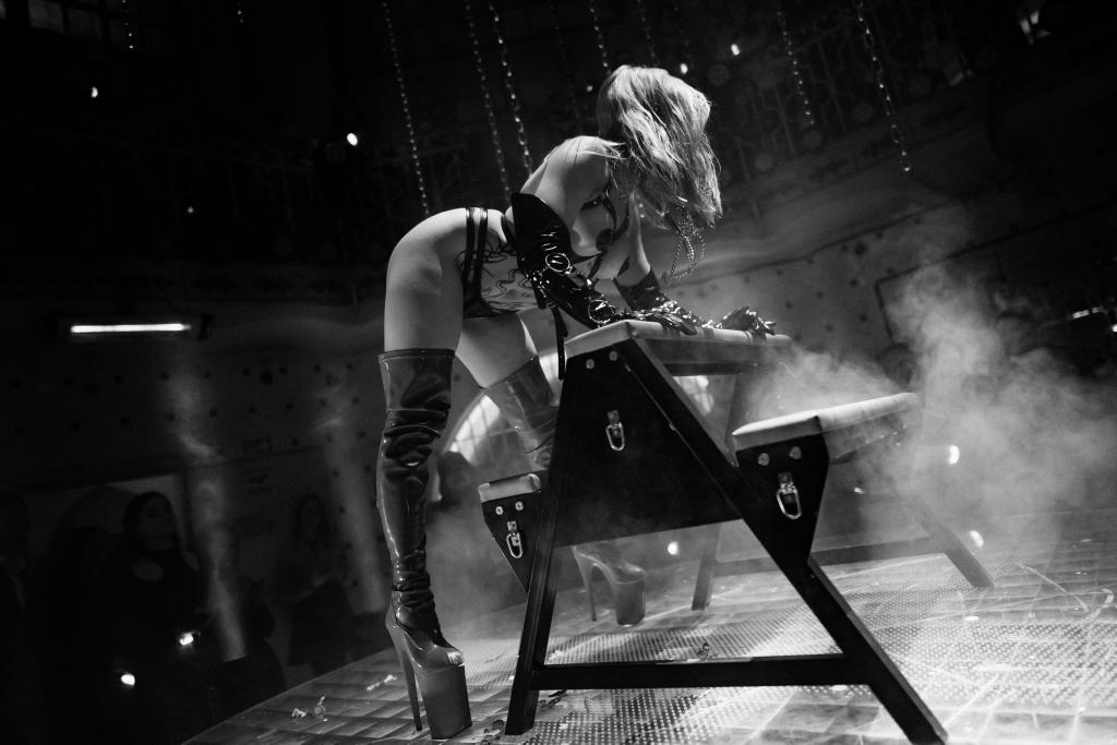 BDSMarchitectu1's tweet photo. Metal spanking bench in action
#spanking #spankingbench #restraints #bondage #handcuffs #blonde #stripdancing https://t.co/rrU2tTFtb1