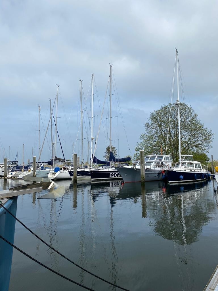 Collega's Lynn en Suus waren gisteren op bezoek bij Escape Room Designer om de #escaperoom boot te bekijken waar we in de zomer mee rond gaan #varen🚤. In juni, juli en september zijn we elke maand een week met de boot onderweg om aandacht te creëren voor #cyber en #ondermijning.