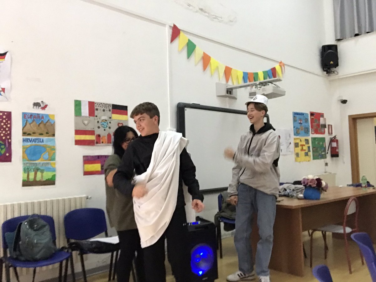 ErasmusEwog's tweet photo. Amazing workshop in IC Vitaliano Brancati about The Vulcano. Excellent job designed by the Italian team led by Giovanna Cannavó @sepiegob @iesierradegador @Pluri_Almeria @ETPluriAnd https://t.co/bY0clW9PAX
