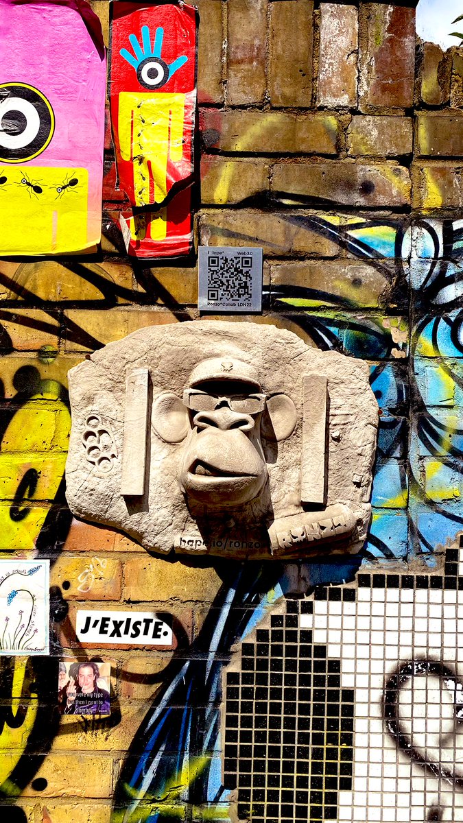 IoanTimis4's tweet photo. Quando sei a Camden Town e ti trovi per sbaglio una scimmia Bored Ape.😂😂😂🐒
#BoredApe #camdentown #NFT https://t.co/6rYzyYS3ZQ