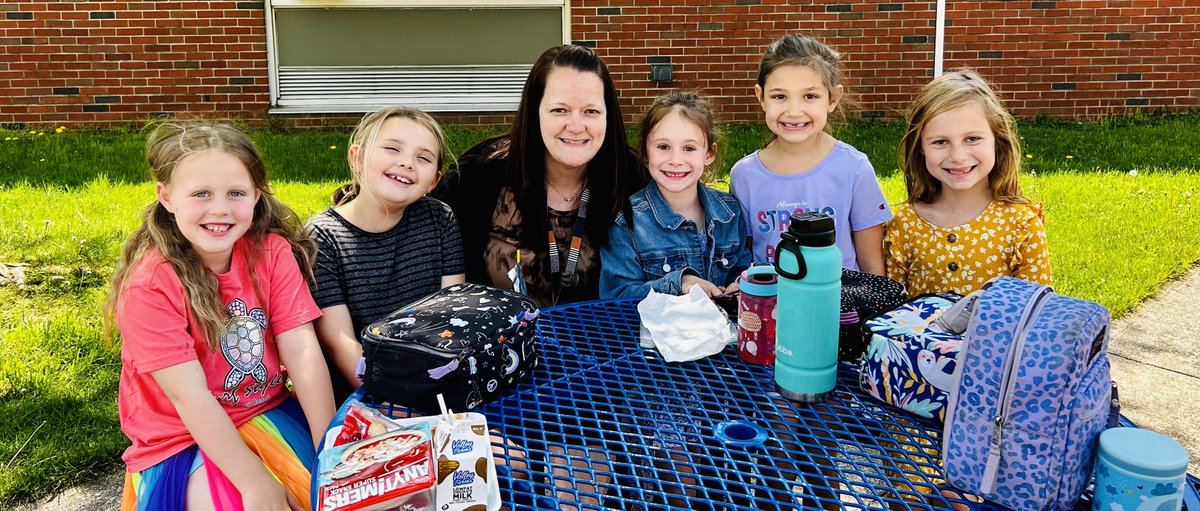 Welcome to our new assistant principal Mrs. Arnold! She is enjoying a lunch bunch with Mrs. Williams first grade class!