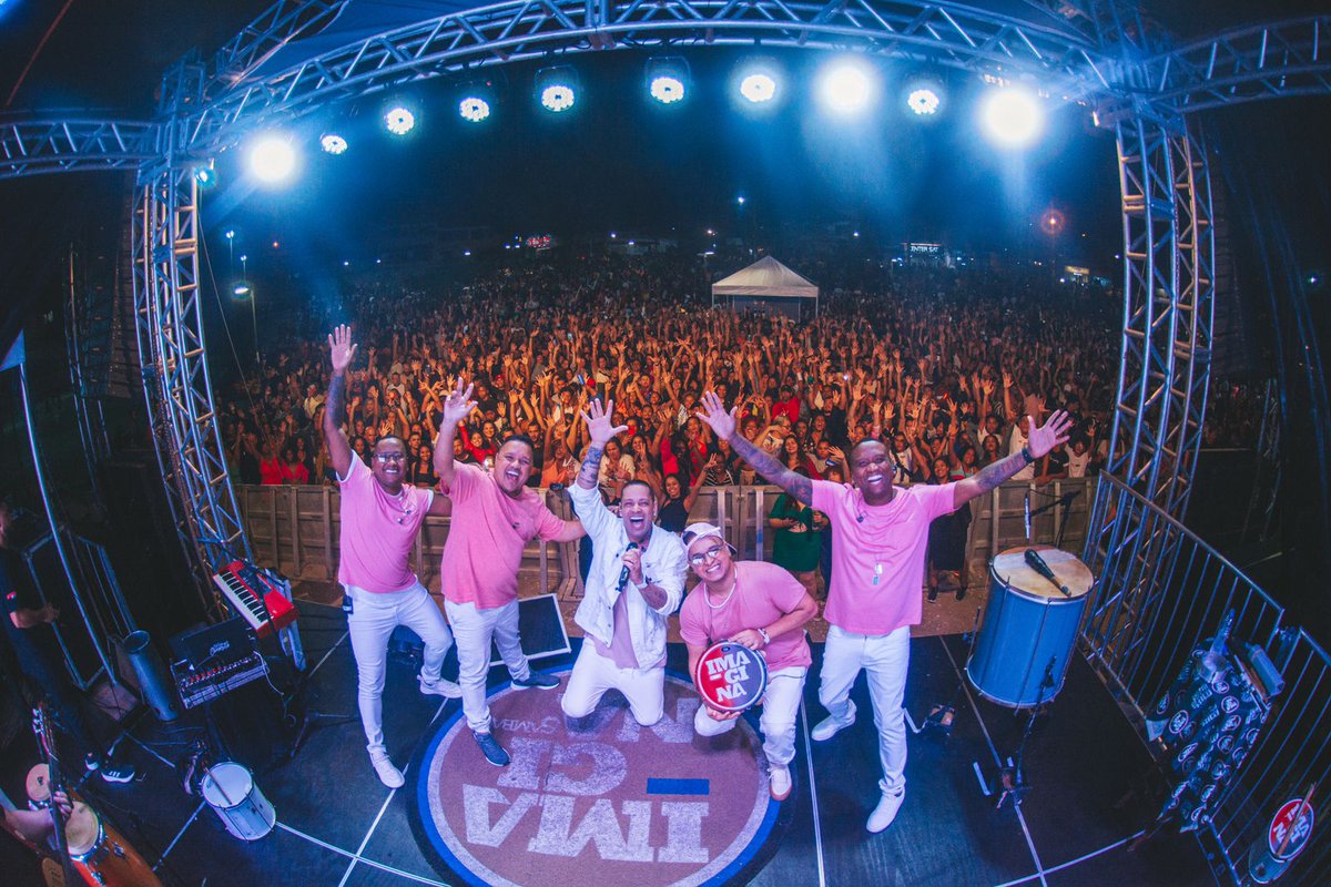 IMAGINAsamba's tweet image. Só quem viveu sabe: show com o IMAGINASAMBA e a vontade de ser inimigos do fim! 🥁

Vocês são sempre top demais #imaginafãs 🫶🏾

#IMAGINAsamba #sambaepagode #imagina20anos #pagoderiodejaneiro #pagodeourj #errejota #pagoderomantico #pagodeanos90 #pagodeando #pagodeanos2000