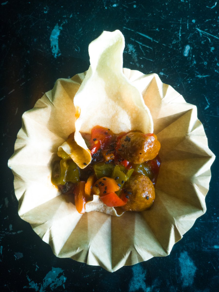 GreenfoodsN's tweet photo. Salteado agridulce #plantbased con verduras en papadum crujiente, https://t.co/1MCZcB6bQf