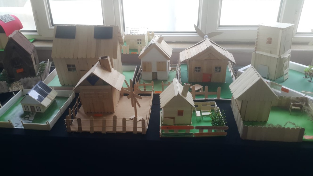 Gelecek nesillerin daha temiz bir dünyada hayat sürmesi için "yenilenebilir enerji " üretiminin ve kullanımının yaygınlaştırılması büyük önem  arz ettiğinden Enerji verimliliği kulübü öğrencilerimiz ile ENERJI HAYATTIR sloganıyla bu konuya dikkat çekmek istedik