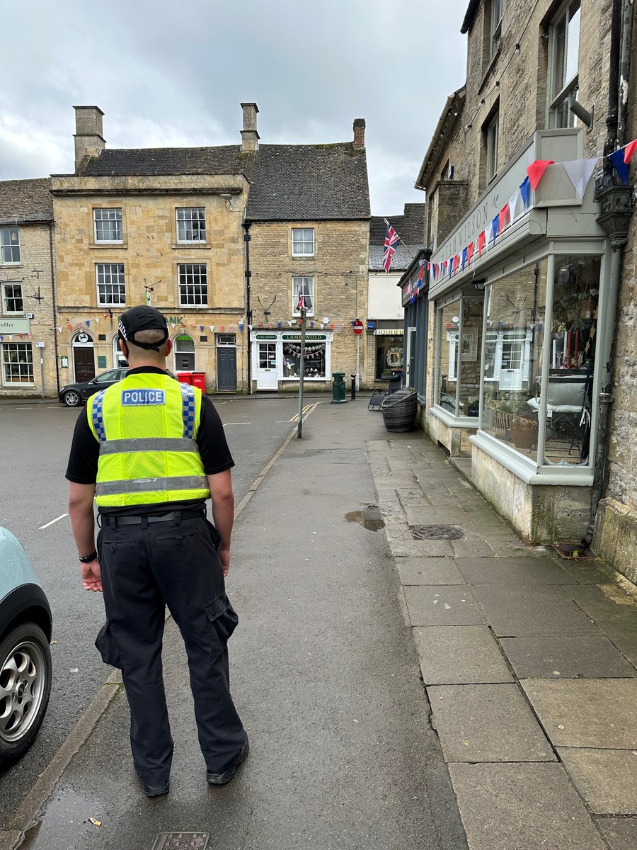 Our neighbourhood officers from the north Cotswolds are out in and around Stow on the wold tonight carrying out both foot and vehicle patrols. Please feel free to stop us for a chat. #footpatrol #neighbourhoodofficers #northcotswolds