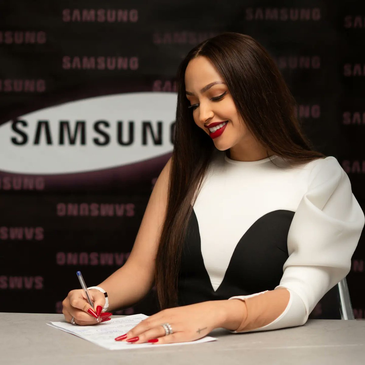 hanan_tarq's tweet photo. I'm overjoyed to formally announce that I am now a Samsung brand ambassador. It is nothing short of a dream come true to be a part of this amazing team. @samsungethiopia
#sharetheepiceth https://t.co/6y1AHAUcbb
