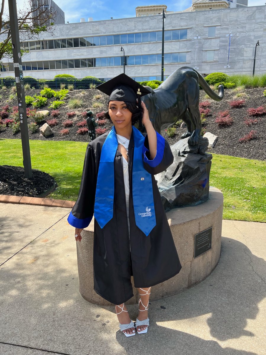 sasha__cee's tweet image. First generation grads check in 💙🎓 #gsugrad #ididit #firstgengrad #georgiastate