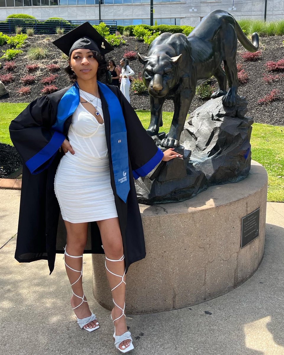 sasha__cee's tweet image. First generation grads check in 💙🎓 #gsugrad #ididit #firstgengrad #georgiastate