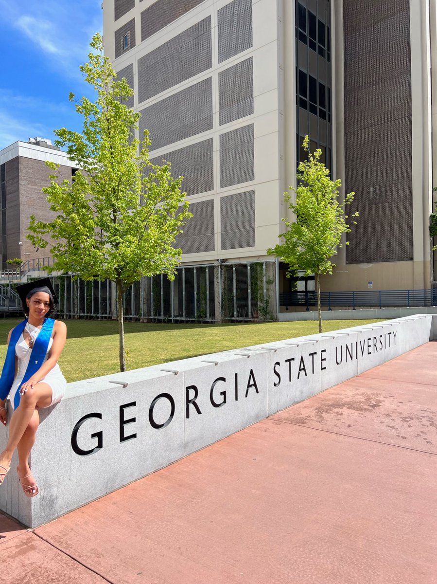 sasha__cee's tweet image. First generation grads check in 💙🎓 #gsugrad #ididit #firstgengrad #georgiastate