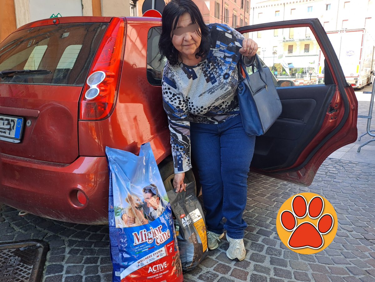 franbar71's tweet photo. Tesori a quattro zampe consegna 14 chili di crocchette al volontario Giuseppe #tesoriaquattrozampe https://t.co/40TmpTCAZE https://t.co/xWdxlMTAno