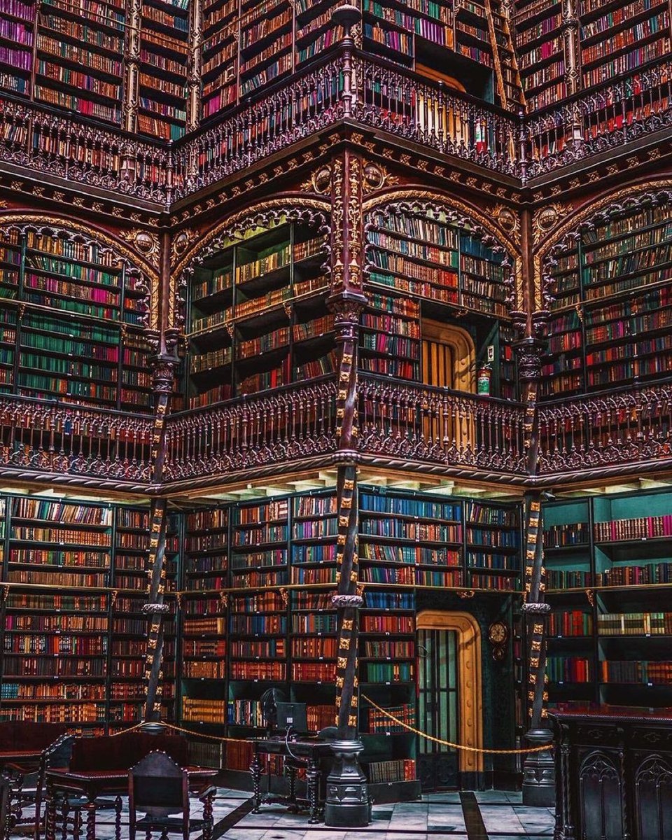midpatkey's tweet photo. Le bureau royal de littérature portugaise à Rio de Janeiro, Brésil. https://t.co/Blp2e0okdq