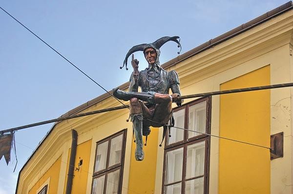 breakofdawn888's tweet photo. On the rooftop high,
Switching views of the city,
A new world unfolds..
#vss365 #Székesfehérvár #Mujko #statue https://t.co/AyWEWzklZh
