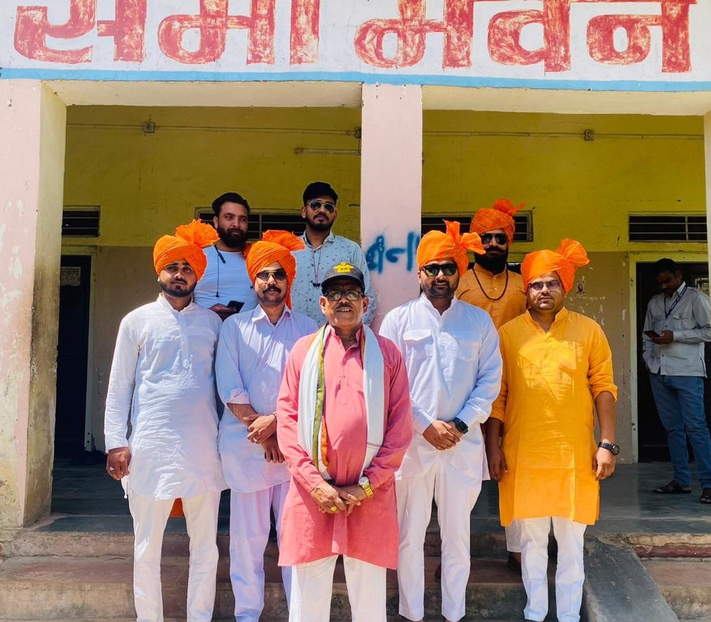 AashishKarauli's tweet photo. आप सभी को हिन्द के सूर्य #हिंदुआ_सूरज_महाराणा_प्रताप जी की जयंती की हार्दिक शुभकामनाएं ।
महाराणा प्रताप का जीवन एक महान योद्दा के रूप में हमेशा ही हम सभी को प्रेरणा देता रहेगा । इस सुअवसर पर हमारे मंडरायल क्षेत्र के बंधुओं ने जयंती समारोह का आयोजन आयोजित किया  है , जिसमे मुझे ..1 https://t.co/pDZ36Dzo9n