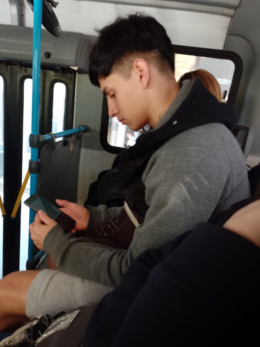 Ayúdenme a encontrar al chico que se sentó al lado mío en el colectivo 😍🤣😔