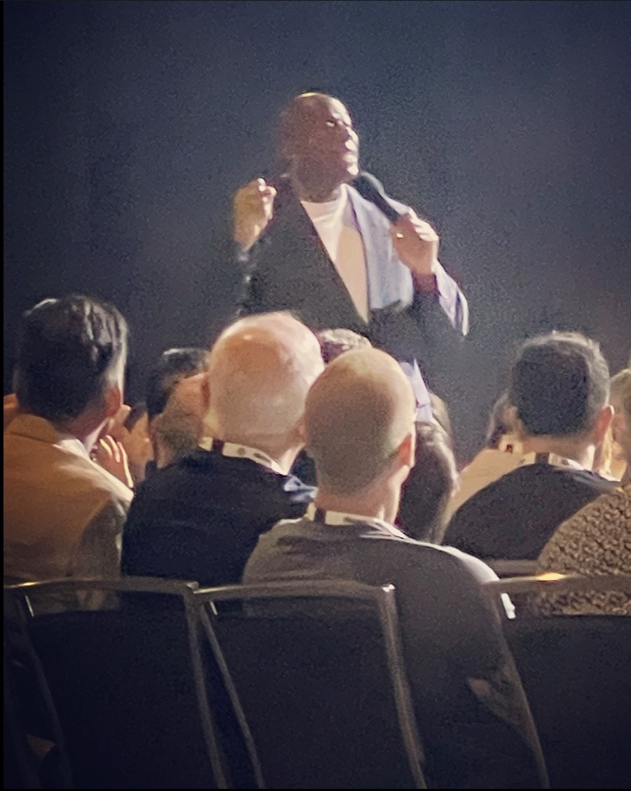 Digitallabelsca's tweet image. A little grainy, but that's inspiration and Magic at @myDscoop 🏀 #magicjohnson