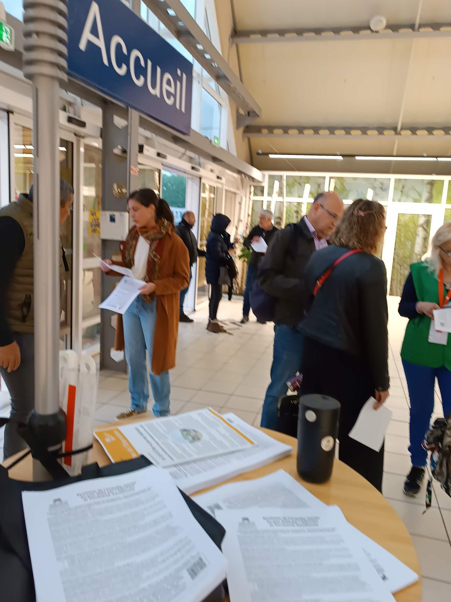 asutgv's tweet photo. L'ASUTGV distribuait ce matin les résultats de l'enquête auprès des usagers du TGV. Nous serons également présents jeudi matin et ravis d'échanger avec vous! #ASUTGV #TGVVendôme https://t.co/TLipdfXd49