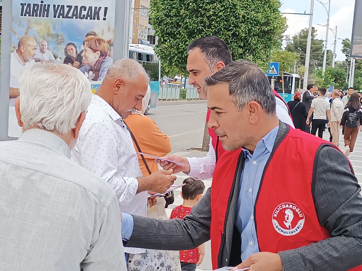 CHP Şanlıurfa İl Hukuk Komisyonu olarak seçim çalışmalarına katıldık. Vatandaşa broşür dağıtıp dertlerini dinledik. 

Sana Söz Urfa
Yine Baharlar Gelecek <a href="/herkesicinCHP/">CHP 🇹🇷</a> @kkgonullu <a href="/DRecepurtekin/">Dinçer Recep URTEKIN</a> <a href="/av_ethemkaya/">Av.Ethem KAYA</a> <a href="/AvYaseminGulec/">Uzm.Arb.Av.Yasemin Güleç</a> <a href="/ahmetmsri/">Av.Ahmet Musri</a> <a href="/karadagferhatt/">Ferhat KARADAĞ</a> <a href="/MTanal/">Av.Mahmut TANAL</a>